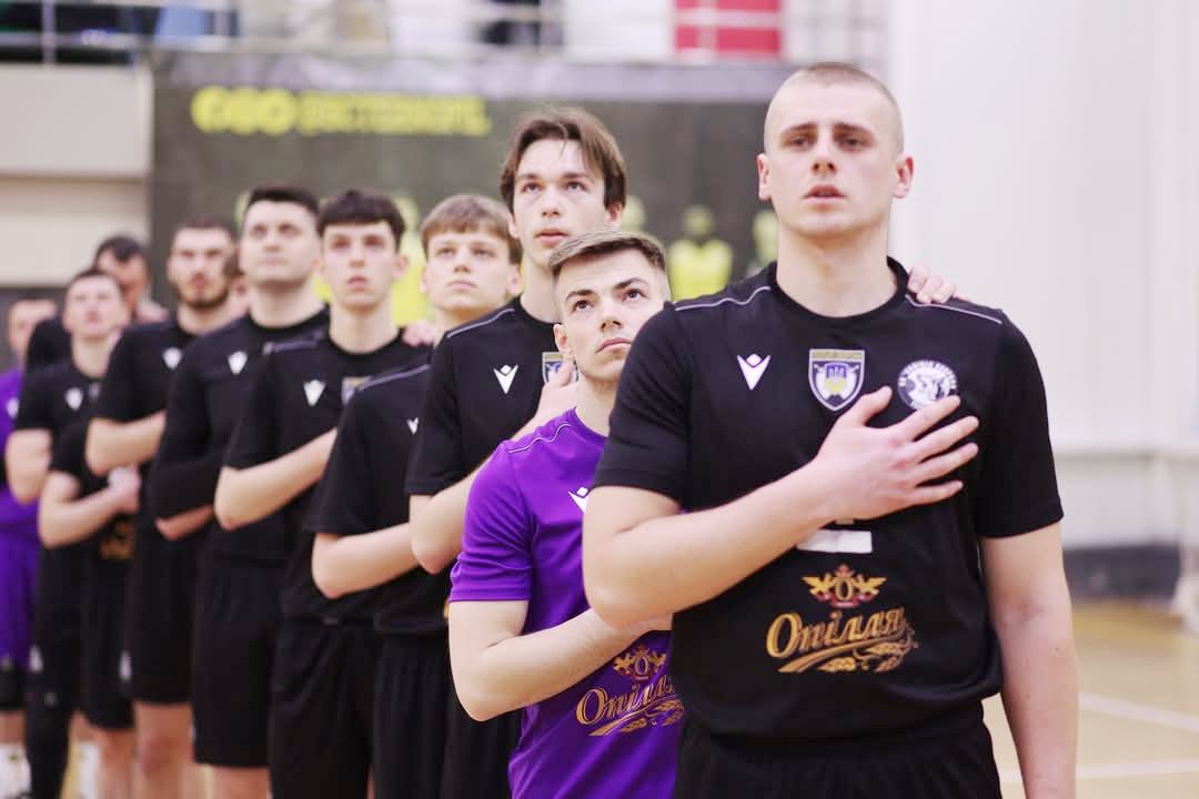 Виконання гімну перед початком матчу